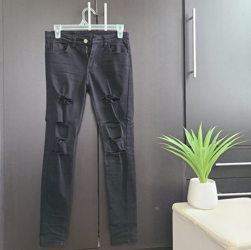 Black ripped skinny jeans